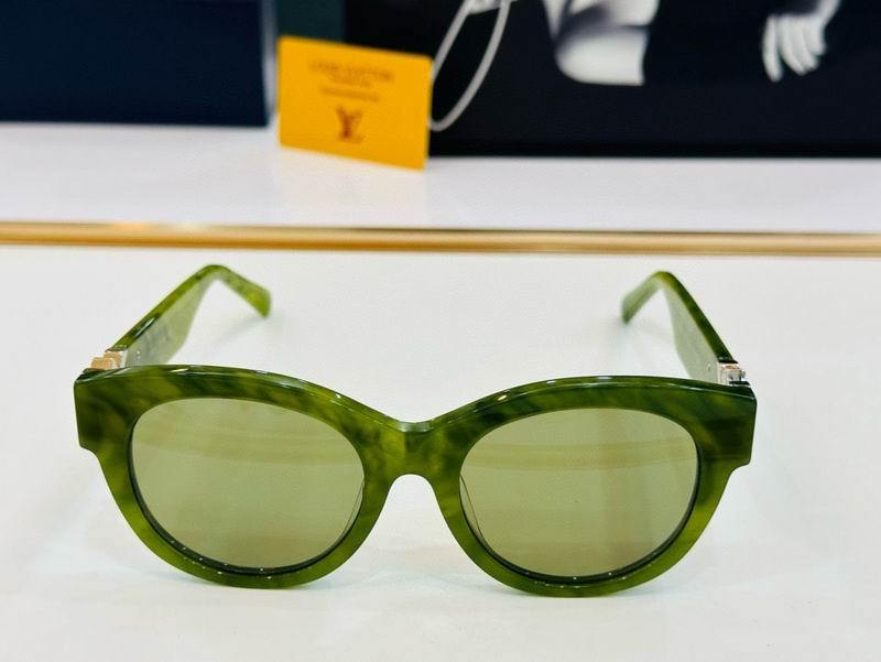 LV Sunglasses 915